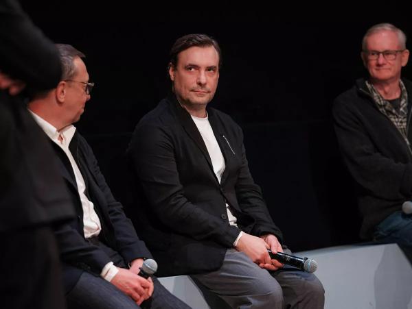 
                Евгений Цыганов в интервью HELLO! о &laquo;Ветке сирени&raquo; и семейной традиции с Юлией Снигирь            