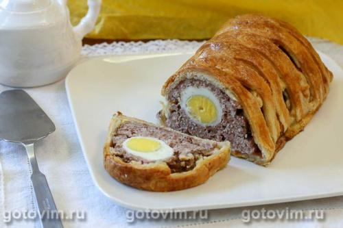 Мясной рулет с яйцом в тесте