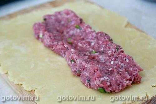 Мясной рулет с яйцом в тесте