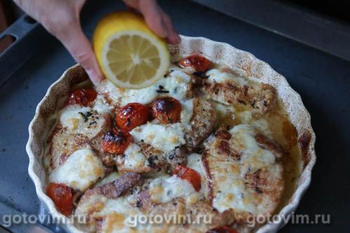 Свиные отбивные, запеченные с помидорами, моццарелой и лимоном