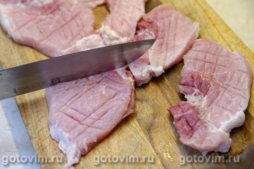 Свиные отбивные, запеченные с помидорами, моццарелой и лимоном
