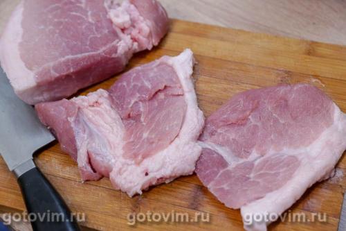 Свиная отбивная с соусом из красной смородины в мультиварке