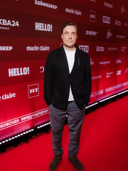 
                Евгений Цыганов в интервью HELLO! о &laquo;Ветке сирени&raquo; и семейной традиции с Юлией Снигирь            