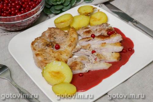 Свиная отбивная с соусом из красной смородины в мультиварке