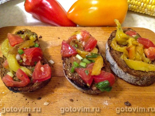 Брускетта с запечённым перцем, помидорами и сыром страчателла