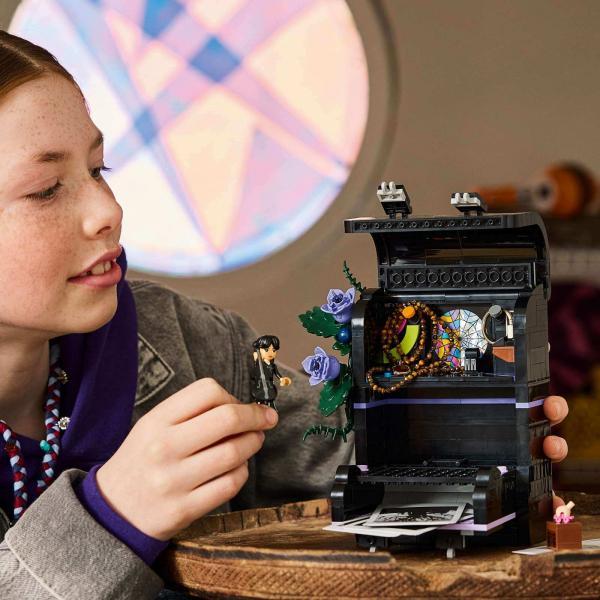 
											
							LEGO представила два набора по &laquo;Уэнсдей&raquo; и минифигурку Уэнсдей Аддамс						
									
