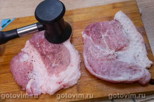 Свиная отбивная с соусом из красной смородины в мультиварке