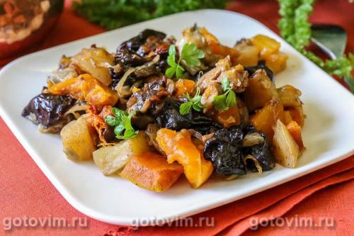 Свинина с черносливом, тыквой и картошкой, запеченная в рукаве