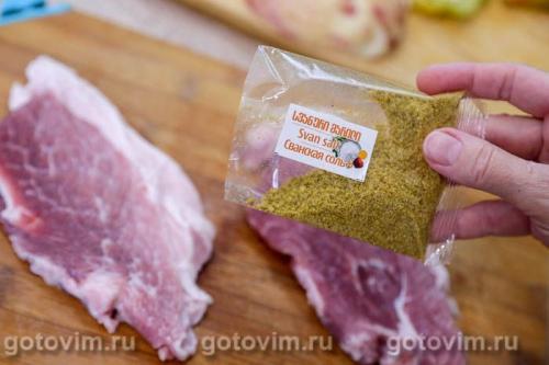Отбивные из свинины со сванской солью и гарниром в мультиварке