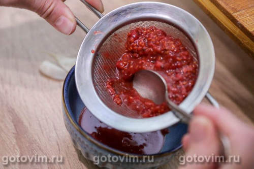 Свиная отбивная с соусом из красной смородины в мультиварке