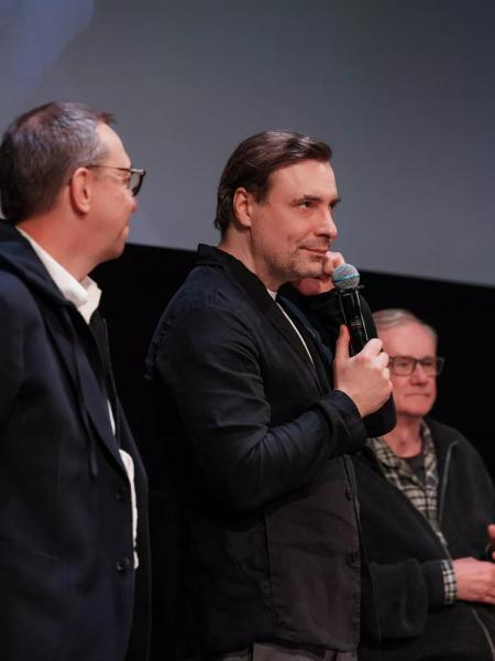 
                Евгений Цыганов в интервью HELLO! о &laquo;Ветке сирени&raquo; и семейной традиции с Юлией Снигирь            