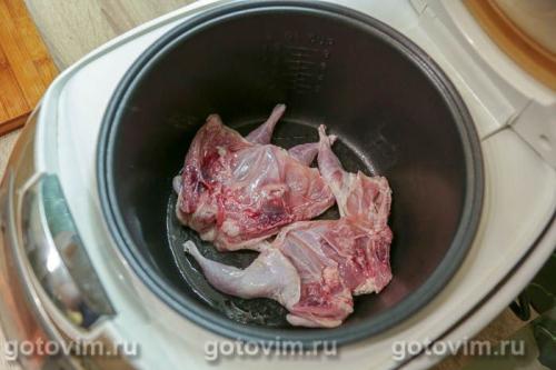 Перепела с чесноком и зеленью, жаренные в мультиварке (в стиле &laquo;тапака&raquo;)