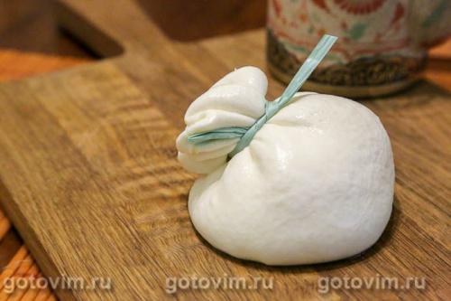 Салат с бурратой, овощами и чесночной заправкой