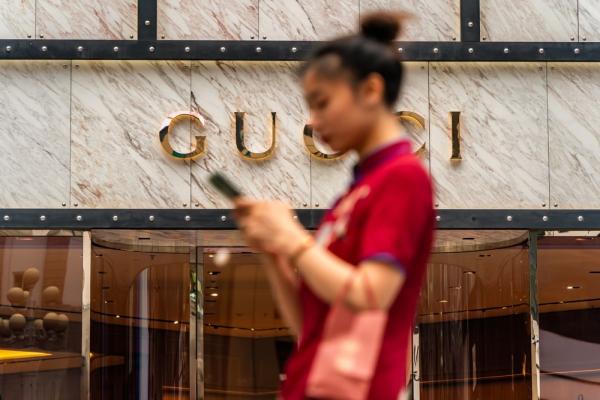 Gucci начал выпускать кроссовки в Китае