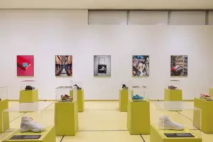 В Нью-Йорке открылась выставка архивных кроссовок и прототипов Nike
В Нью-Йорке открылась выставка архивных кроссовок и прототипов Nike