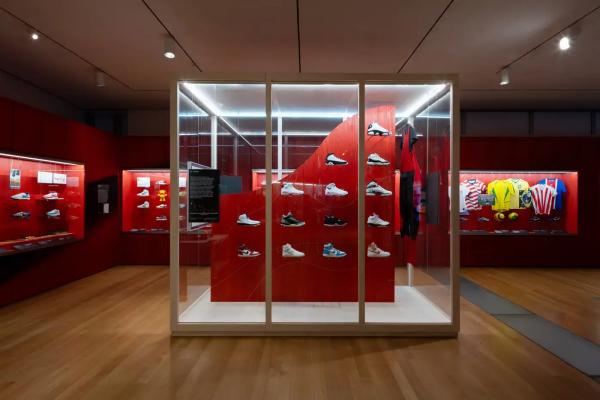 В Нью-Йорке открылась выставка архивных кроссовок и прототипов Nike
В Нью-Йорке открылась выставка архивных кроссовок и прототипов Nike