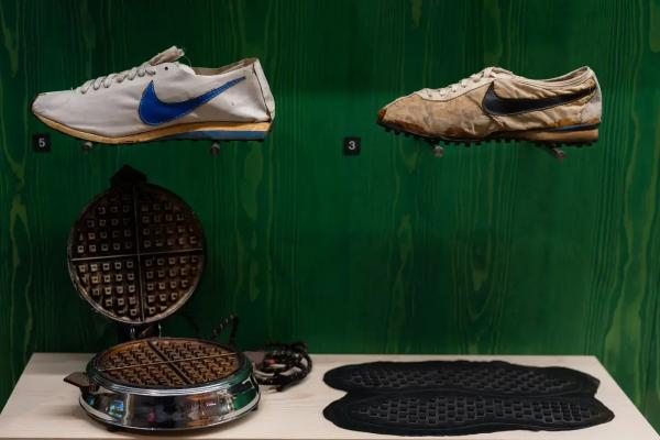 В Нью-Йорке открылась выставка архивных кроссовок и прототипов Nike
В Нью-Йорке открылась выставка архивных кроссовок и прототипов Nike