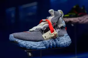 В Нью-Йорке открылась выставка архивных кроссовок и прототипов Nike
В Нью-Йорке открылась выставка архивных кроссовок и прототипов Nike
