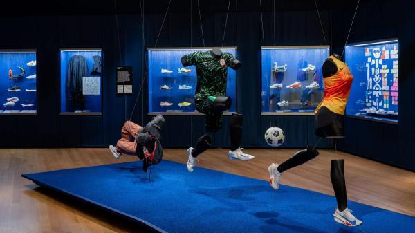 В Нью-Йорке открылась выставка архивных кроссовок и прототипов Nike
В Нью-Йорке открылась выставка архивных кроссовок и прототипов Nike