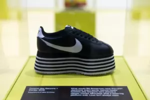 В Нью-Йорке открылась выставка архивных кроссовок и прототипов Nike
В Нью-Йорке открылась выставка архивных кроссовок и прототипов Nike