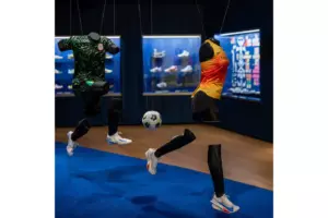 В Нью-Йорке открылась выставка архивных кроссовок и прототипов Nike
В Нью-Йорке открылась выставка архивных кроссовок и прототипов Nike