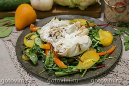 Салат с бурратой, овощами и чесночной заправкой