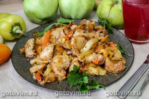 Мясо с яблоками и сладким перцем в мультиварке