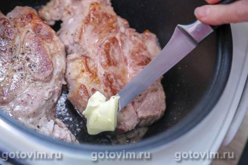 Стейки из свиной шеи с виноградом в мультиварке