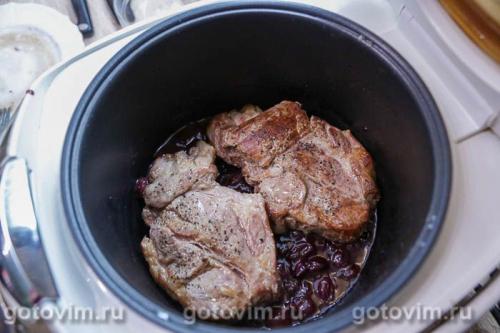 Стейки из свиной шеи с виноградом в мультиварке