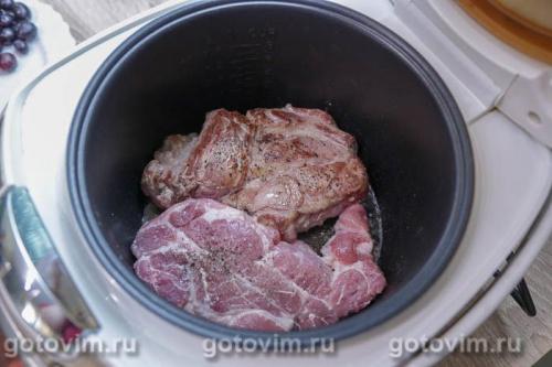 Стейки из свиной шеи с виноградом в мультиварке