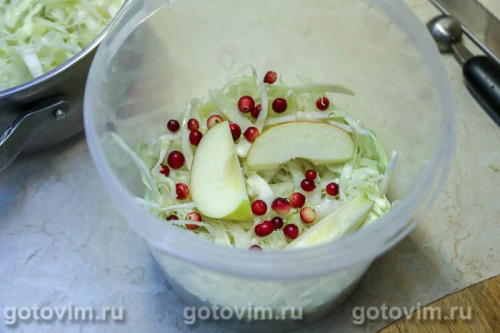 Квашеная капуста с клюквой и яблоками