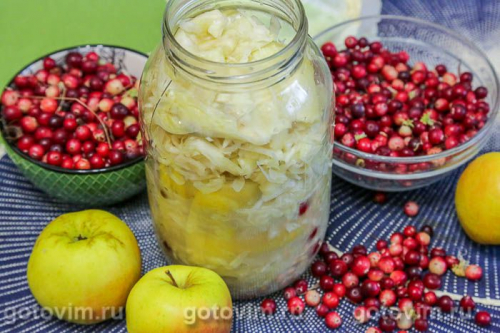Квашеная капуста с клюквой и яблоками