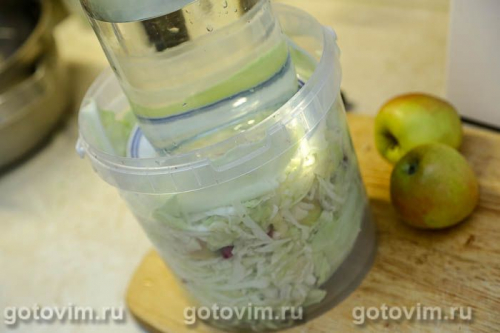 Квашеная капуста с клюквой и яблоками