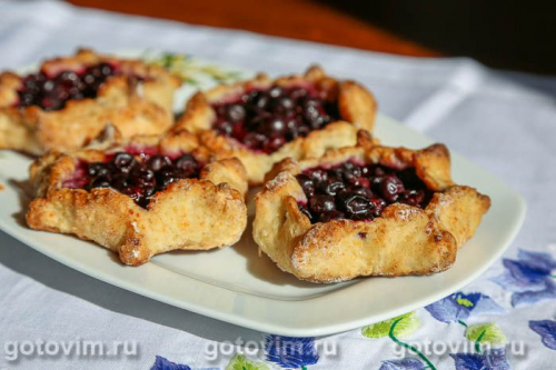 Калитки из творожного теста с черной смородиной